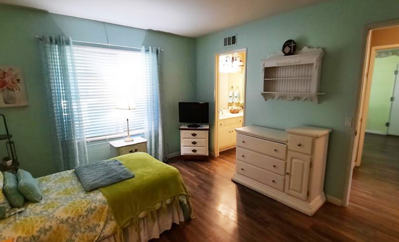 affordable senior housing in California canyon view care home living room